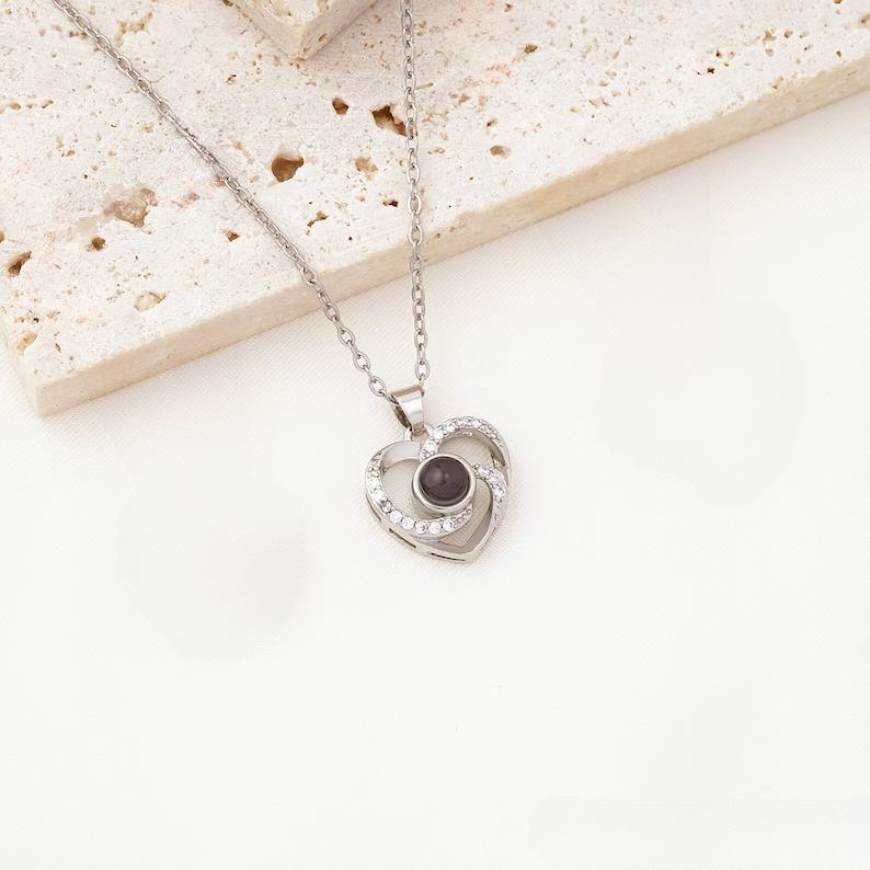 שרשרת אהבה עם תמונה מוצפנת